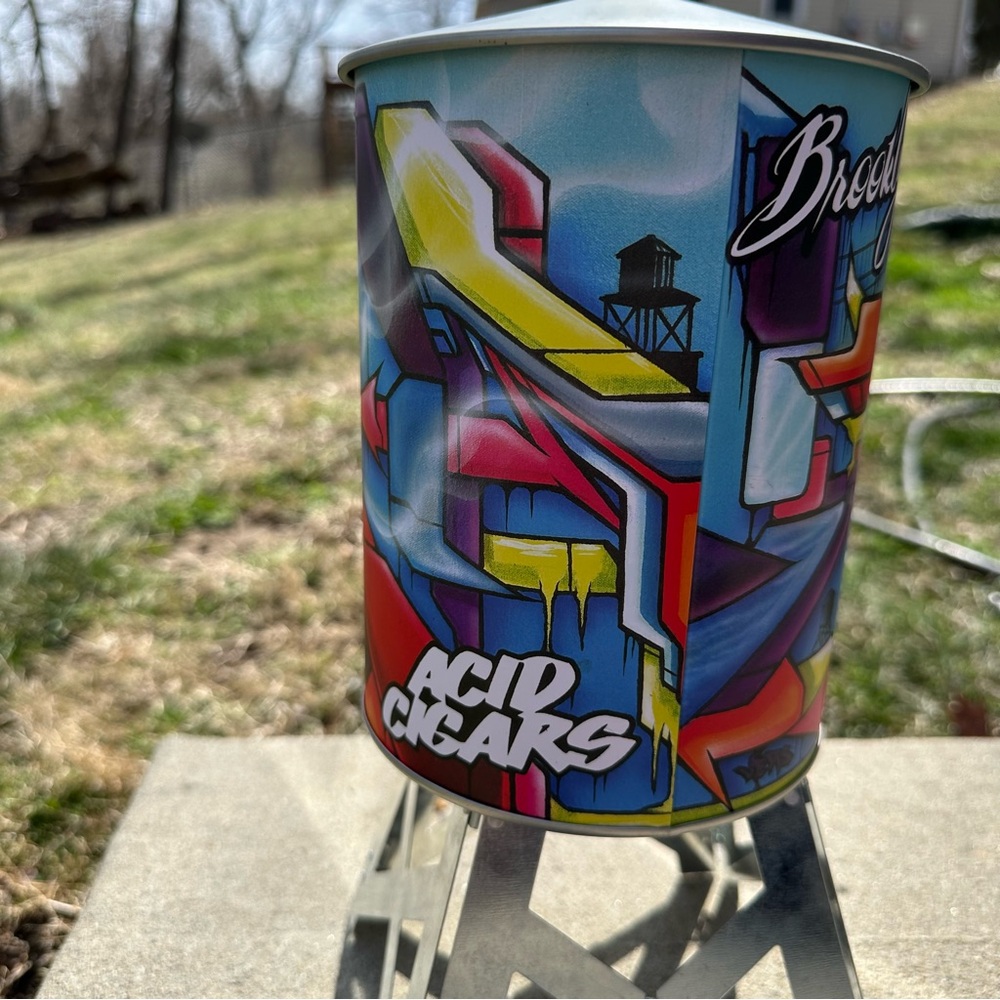 Graffiti-Style Metal CIGAR HUMIDOR with Colorful Street Art - Picture 3 of 9